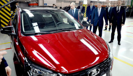 Путину показали автомобиль Lada Iskra