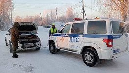 В Котельниче автоинспекторы помогли таксисту, автомобиль которого сломался на трассе