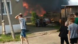 В Нолинске сгорели деревянные дровники между жилыми домами