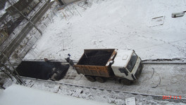 В Слободском подрядчик укладывал асфальт прямо в снег