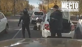 В Кирове водитель легковушки угрожал мотоциклисту автоматом