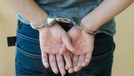 В Зуевском районе задержали 17-летнего курьера мошенников