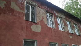 В Кирове после ремонта крыша дома стала протекать еще сильнее