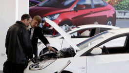 Продажи новых автомобилей в России упали почти на 60%