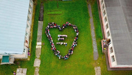 Ученики и учителя школы в Лянгасово вышли на флешмоб в поддержку тяжелобольной девочки