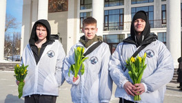 Волонтеры дарили тюльпаны в центре Кирова