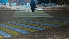 В Кирове пешеходная зебра устроила на проезжей части «дискотеку»