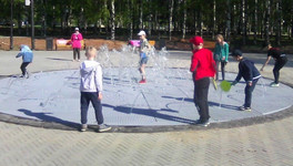 В Кочуровском парке почистят фонтан из-за позеленевшей воды