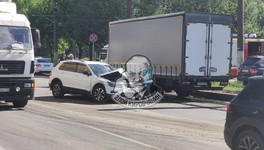 На Ломоносова произошло жёсткое ДТП с участием двух иномарок и грузовика