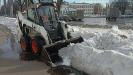 В Кирове снег ворошат 51 машина и 59 рабочих