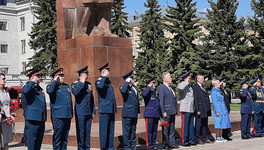 В Кирове на Театральной площади начался парад Победы