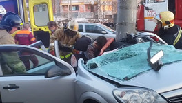 Опубликовано видео спасательной операции водителя, который врезался в столб на Московской