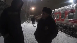 Пассажир поезда на вокзале в Кирове ударил полицейского по голове