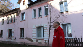 Дом в Кирове может стать аварийным из-за дырявой крыши