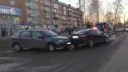 В Кирове произошло тройное ДТП с участием грузовика с прицепом