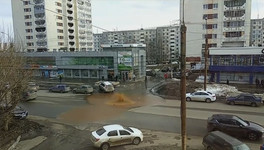 На улице Воровского из-под земли забил фонтан с коричневой водой