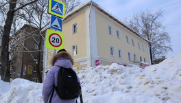 В Кирове сугробы у пешеходных переходов скрывают детей от водителей