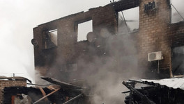 Жители Юрьи просят помочь многодетной семье, у которой накануне сгорел дом