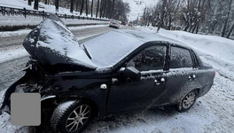 В Кирове бесправник на «Датсуне» врезался в столб