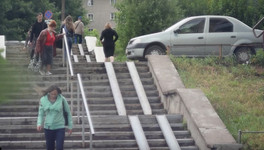 Кировчане просят отремонтировать лестницы и установить пандус на улице Горького
