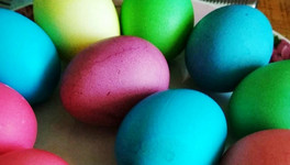Священник назвал три запрещённых Церковью цвета для покраски яиц к Пасхе