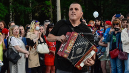 В Кирове вновь прошёл флешмоб в память о Юрии Шатунове. Фото