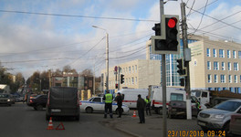 На улице Ленина «ВАЗ» проехал на красный свет, врезался в Ford и сбил трёх пешеходов