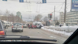 На Московской столкнулись пять машин, в том числе скорая помощь: есть пострадавшие