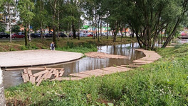 В кировском Уткин Парке после сильного дождя водой смыло деревянные дорожки