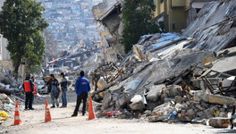 В Турции из-под завалов на десятый день спасли женщину