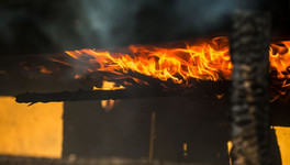 В Кильмезском районе капитан полиции помог потушить пожар в частном доме