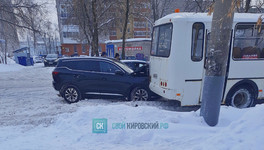 На улице Красина иномарка жёстко врезалась в припаркованный автобус