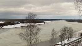 Река Вятка готовится к ледоходу. Фото