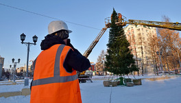 На Театральной площади начали устанавливать новогоднюю ёлку