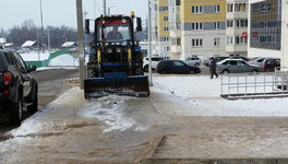 Кировским подрядчикам предложили чистить тротуары ледоскалывателями