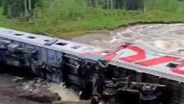 Пассажиров сошедшего с рельсов поезда в Коми эвакуировали