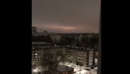 В Кирове рано утром сняли яркие всполохи на небе