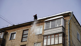 МЧС предупреждает: в выходные с крыш начнёт падать снег и лёд