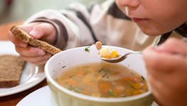 Госдума приняла закон о бесплатном питании для школьников начальных классов