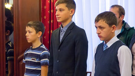 Троих кировских школьников наградили медалями за спасение детей