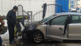 Днём в Кирове на стоянке загорелся автомобиль