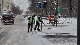 В Кирове дорожники убирают снег вместе с крышками люков