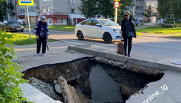 На одной из улиц в центре Кирова образовалась огромная яма