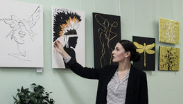«Простота с изюминкой»: в Кирове открылась выставка интерьерных картин художницы Юлии Холстининой