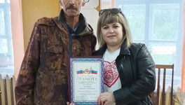 Тракториста из Вонданки наградили за 40 лет работы