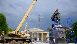 На площади у филармонии начали устанавливать памятник Александру Невскому