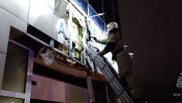 На Производственной вспыхнул фасад магазина