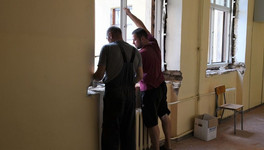 За год в 30 кировских школах установят новые окна