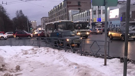 Район площади Лепсе встал в пробке из-за ДТП с автобусом