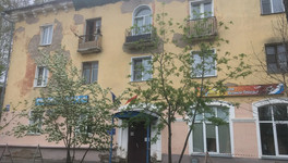 В Кирове упавшая с фасада дома облицовка травмировала пешехода